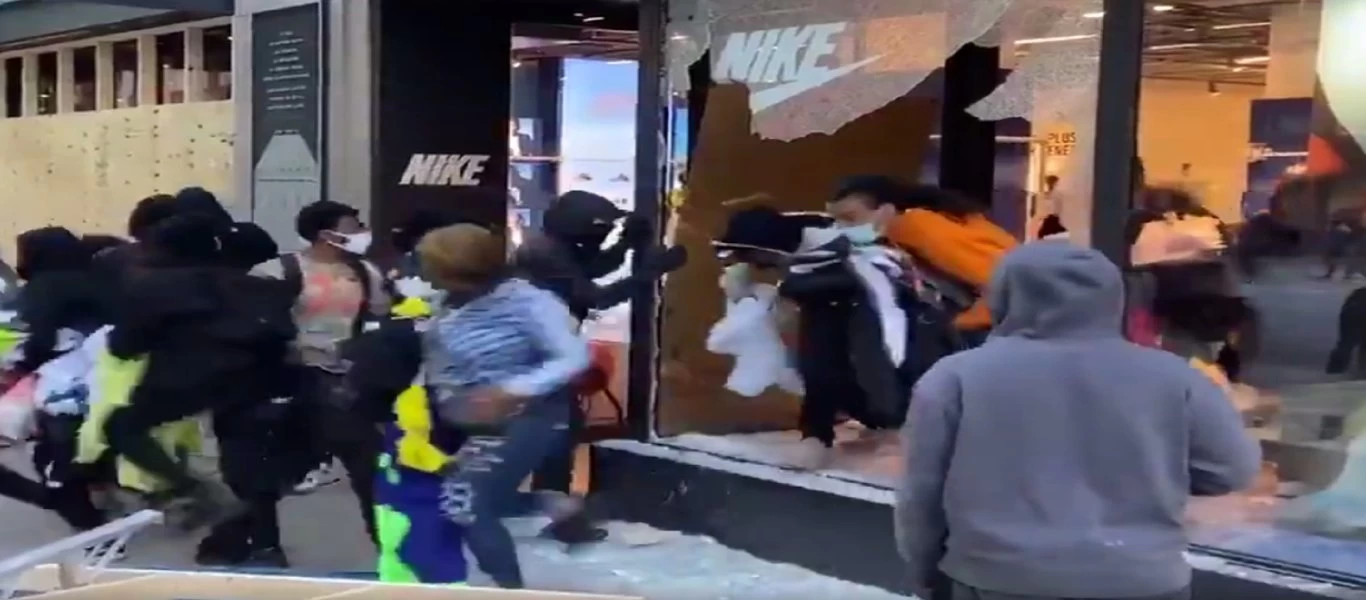 ΗΠΑ: Η Nike έστειλε μήνυμα «κατά του ρατσισμού» - Οι διαδηλωτές λεηλάτησαν κατάστημά της (βίντεο)